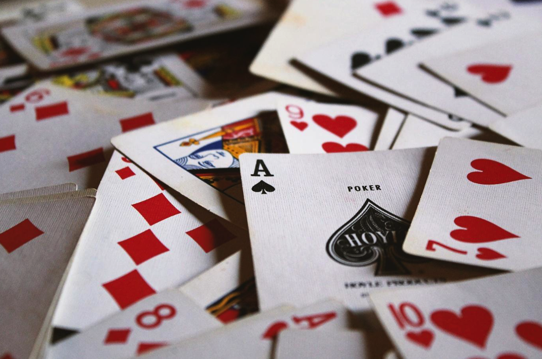 Kártyajátékok a szerencsejátékban: a póker és a blackjack